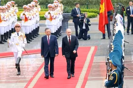 El presidente To Lam preside la ceremonia de bienvenida al presidente de Rusia, Vladimir Vladimirovich Putin, a Vietnam, por invitación del secretario general Nguyen Phu Trong, del 19 al 20 de junio de 2024. (Foto: VNA)