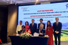El embajador de Suiza, Thomas Gass, y el subdirector de la ANT, Ha Van Sieu, firman la carta de intercambio que marca el inicio del proyecto (Fuente: VNA)