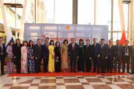 El embajador Dang Minh Khoi y empleados de la embajada vietnamita en Rusia en el evento (Fuente: VNA) 