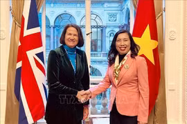 La subsecretaria parlamentaria de Estado en el Ministerio de Asuntos Exteriores, de la Commonwealth y de Desarrollo de Reino Unido, Catherine West, y la viceministra de Relaciones Exteriores de Vietnam, Le Thi Thu Hang. (Fuente: VNA)
