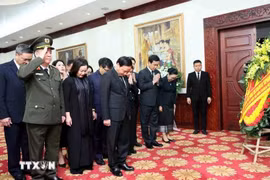 El vicepresidente de la Asamblea Nacional de Vietnam, Nguyen Khac Dinh, rinde tributo al general Khamtay Siphandone. (Fuente: VNA) 