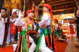 Danza tradicional con hombres disfrazados de mujeres atrae a turistas 