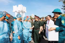 El teniente general Nguyen Duc Hung visita y anima a las fuerzas que llevan a cabo la tarea de excavar y recoger muestras de los restos de los mártires en el cementerio de los mártires de Mong Cai (Foto: VNA)