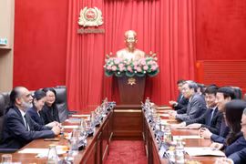 El general Luong Tam Quang, ministro de Seguridad Pública de Vietnam, recibe a Amandeep Singh Gill, secretario general adjunto de las Naciones Unidas (ONU) y enviado especial para la Tecnología. (Fuente: VNA)