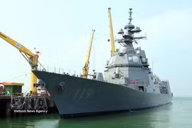 La fragata japonesa Asahi de Japón llega al puerto de Tien Sa para iniciar una visita de amistad a la ciudad de Da Nang. (Fuente: VNA) 