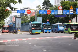 Autobuses en la calle Ham Nghi, barrio Ben Thanh, el primer día de transporte gratuito para los residentes de Ciudad Ho Chi Minh. (Foto: VNA)