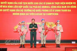 El teniente general Nguyen Truong Thang, viceministro de Defensa Nacional, entrega la decisión presidencial a los oficiales destinados a la misión de mantenimiento de la paz de las Naciones Unidas en la UNMISS, República de Sudán del Sur. (Foto: VNA)