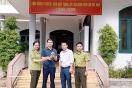 La recepción del pangolín de Java en el Comité Popular de la comuna de Huong Hiep (Foto: VNA) 