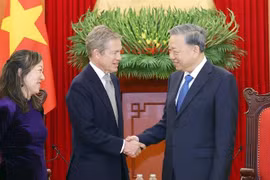 El secretario general del Partido Comunista de Vietnam, To Lam, recibe a Nicholas Berggruen, fundador y presidente de la empresa de inversión Berggruen Holdings y del Instituto Berggruen. (Fuente: VNA)