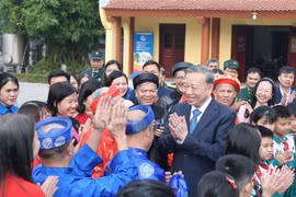 El secretario general del Partido Comunista de Vietnam, To Lam, y el pueblo de la provincia de Hung Yen. (Fuente: VNA)