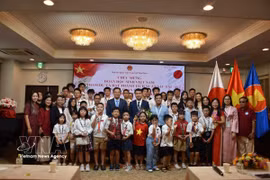 El embajador de Vietnam en Japón, Pham Quang Hieu y los estudiantes vietnamitas (Foto: VNA)