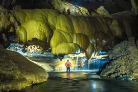 Un turista explora la cueva Va en el Parque Nacional Phong Nha-Ke Bang (Fuente: nhandan.vn) 