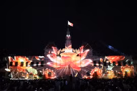 La flor de loto, símbolo de la belleza y la identidad cultural vietnamita, fue recreada mediante tecnología de 3D Mapping en la fachada de la sede del Comité Popular de Ciudad Ho Chi Minh durante la noche de inauguración. (Foto: VNA)
