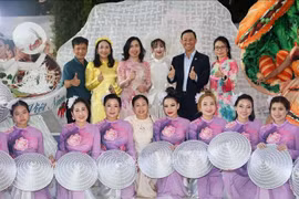 La vicecanciller y presidenta del Comité Estatal para Asuntos de los Vietnamitas en el Extranjero, Le Thi Thu Hang, el embajador vietnamita en SIngapur, Tran Phuoc Anh, y los artistas vietnamitas. (Fuente: VNA) 