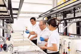 Línea de producción de la fábrica de Onaga, Japón, en el Parque Industrial HANSSIP. (Foto: nhandan.vn)