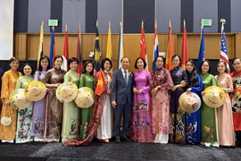 El embajador Nguyen Quoc Dung, su esposa y funcionarios de la Embajada de Vietnam en Estados Unidos en el evento. (Foto: VNA)