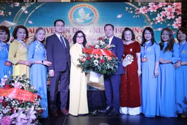 El comité ejecutivo de la Asociación de Mujeres de Dong Xuan recibe flores de felicitación de la Embajada de Vietnam (Foto: VNA) 