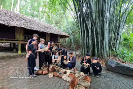 Turistas internacionales en la aldea de Thai Hai, comuna de Tan Cuong (Thai Nguyen). (Foto: VNA)