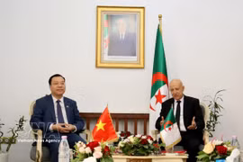 El secretario general del Frente de Liberación Nacional (FLN), Abdelkrim Benmbarek, recibe al embajador de Vietnam en Argelia, Vu Duy Long. (Foto: VNA) 