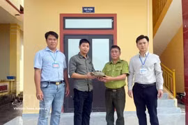 La recepción de un torguta alargada, entregada por el Comité Popular de la comuna de Nam Ba Don, provincia de Quang Tri. (Foto: VNA) 