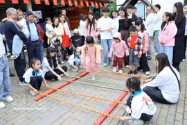 Actividades culturales en el campamento de verano vietnamita de 2026 en la aldea de Klinok, en las afueras de Minsk, Bielorrusia. (Foto: VNA)