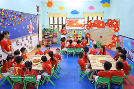 Maestros y alumnos del jardín de infancia Hoa Hong (provincia de Tuyen Quang) esperan con ilusión el 51.º aniversario de la liberación del sur de Vietnam y la reunificación nacional (30 de abril de 1975 - 2026). (Foto: VNA)