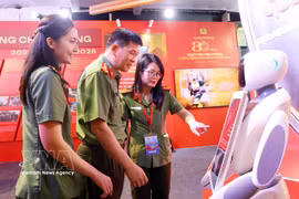 Soldados de la Fuerza de Seguridad Pública del Pueblo visitan la exposición que muestra los logros de dicha fuerza. (Foto: VNA)