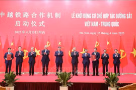 El secretario general To Lam, el secretario general y presidente Xi Jinping y los delegados presencian la ceremonia del lanzamiento del mecanismo de cooperación ferroviaria Vietnam-China. (Fuente: VNA)