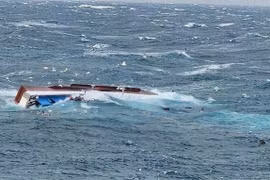 Un barco pesquero volcado en la isla de Jeju, Corea del Sur. (Fuente: Yonhap/VNA) 