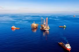 Traslado de una plataforma autoelevable a un emplazamiento de perforación de petróleo y gas en alta mar (Foto: Petrovietnam)