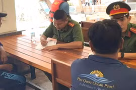 Los investigadores trabajan con los miembros de la tripulación involucrados en el incidente del hundimiento de la lancha naufragada en Phu Quoc. (Foto: chinhphu.vn)