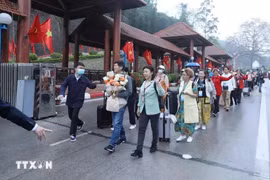 Los turistas chinos ingresan a Vietnam a través del puesto fronterizo internacional de Huu Nghi, en la provincia de Lang Son. (Fuente: VNA) 