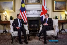 El primer ministro de Malasia, Datuk Seri Anwar Ibrahim (izquierda), y su homólogo británico, Keir Starmer. (Foto: Bernama)