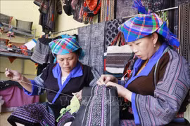 Atuendos únicos de las mujeres de la etnia Mong en Yen Bai