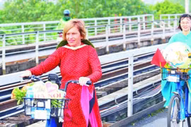 Stella Ciorra en un programa de ciclismo para promover el patrimonio del ao dai vietnamita (Fuente: nhandan.vn) 