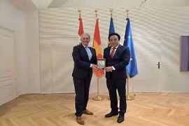 El presidente del Comité Popular de la ciudad de Hue, Nguyen Khac Toan, entrega un regalo a Karl Wilfing presidente del Parlamentario Regional de Baja Austria (Fuente: Oficina del Comité Popular de la ciudad de Hue) 