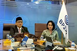 El ministro indonesio de Protección de los Trabajadores Migrantes, Abdul Kadir Karding, (izquierda), durante una conferencia de prensa en Yakarta el 6 de enero de 2025. (Foto: ANTARA)
