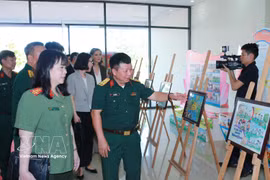 Los delegados visitan la exposición sobre actividades de prevevnción de bombas y minas en Vietnam (Fuente: VNA) 