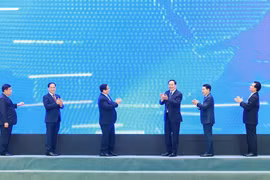 En la ceremonia de lanzamiento del servicio bilateral de pago minorista mediante códigos QR que tuvo lugar en el marco de la 47ª reunión del Comité Intergubernamental Vietnam-Laos en Vientiane, con la asistencia del primer ministro Pham Minh Chinh y su homólogo laosiano Sonexay Siphandone. (Fuente: VNA)
