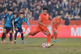 Nguyen Xuan Son realiza exitosamente el penalti para el equipo vietnamita (Fuente: VNA)