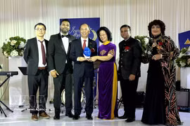 El embajador de Vietnam en Estados Unidos, Nguyen Quoc Dung (tercero desde la izquierda), recibe el Premio a la Excelencia en la Diplomacia de la Cámara de Comercio Asiático-Estadounidense (AACC). (Foto: VNA)
