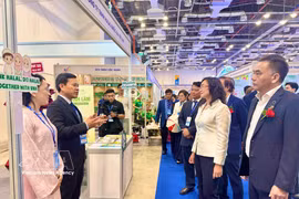 Los delegados visitan un stand de la feria (Foto: VNA)