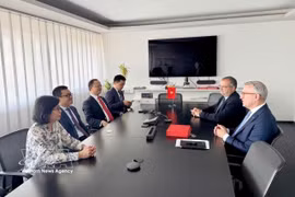 El embajador Vu Le Thai Hoang y Nguyen Do Tung Cuong, vicepresidente permanente de la Asociación de Amistad Vietnam-Austria, intercambian opiniones con líderes del Grupo Rosenbauer sobre áreas de cooperación bilateral. (Fuente: VNA)