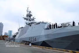 El HMS SPEY atraca en el puerto internacional de Nha Rong - Khanh Hoi. (Foto: VNA)
