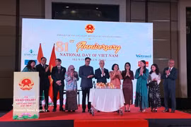 El embajador Trinh Minh Manh, el ministro Kiren Rijiju y los embajadores de los países de la ASEAN. (Foto: VNA)
