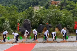 La empresa DACE, en coordinación con el Comité Popular de la comuna de Dong Khe, celebra la ceremonia de inauguración de la construcción de la planta de procesamiento, conservación y exportación de especias orgánicas DACE Cao Bang. (Foto: VNA) 