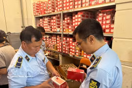 El cuerpo de vigilancia del mercado de Hanoi inspecciona productos que presentan indicios de infracción de las normativas sobre etiquetado, publicidad y propiedad intelectual. (Foto: VNA)