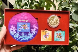 El conjunto de selló y moneda conmemorativa para celebrar el Año Nuevo del Caballo. (Fuente: nhandan.vn)