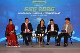 Los delegados del programa ESG Company Tour 2026 con el tema “Automatización – Eficiencia – Financiación verde” en la fábrica de plástico Binh Minh. (Foto: VNA)