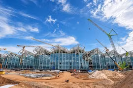 Los trabajadores están instalando la fachada de vidrio, creando una imagen moderna para la Terminal 2 del Aeropuerto de Phu Quoc. (Foto: Vietnam+)